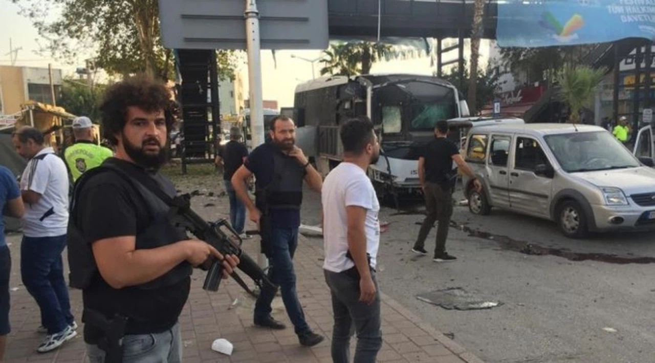 Adana'da çevik kuvvet otobüsüne bombalı saldırı: 1'i Polis 4 yaralı