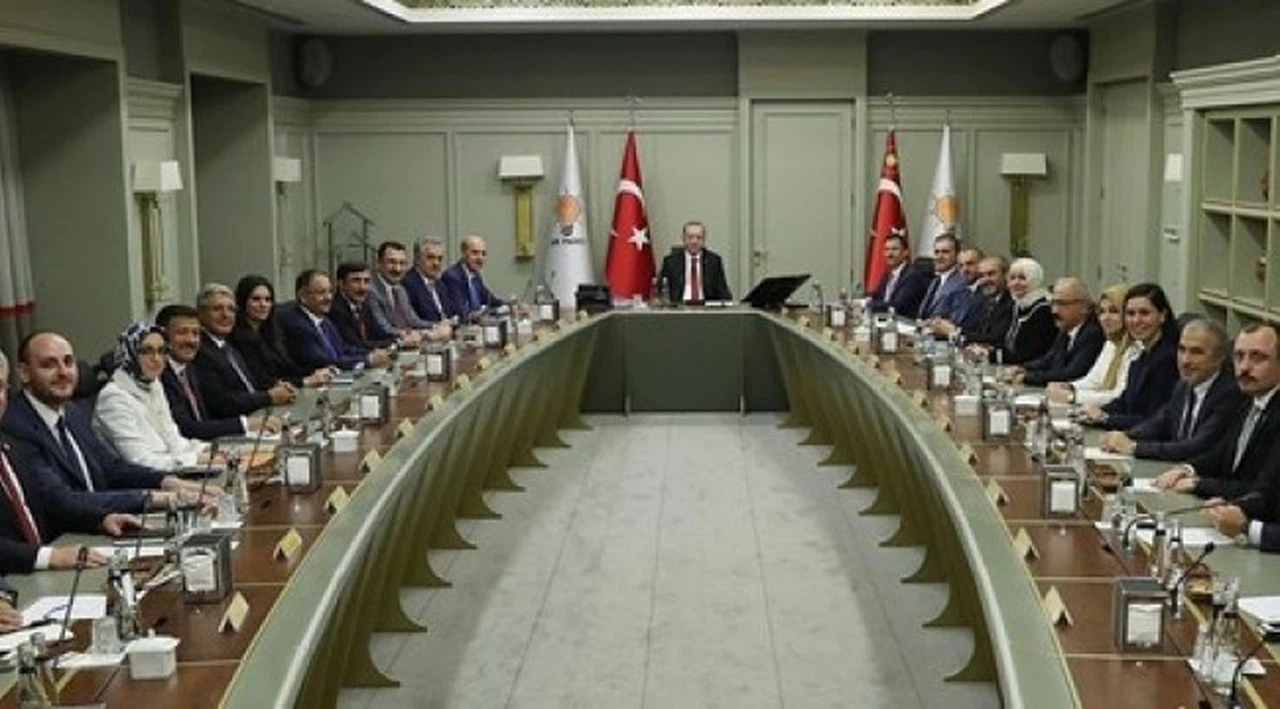 AK Parti MYK'dan karar: Davutoğlu, Özdağ, Başçı ve Üstün'ün kesin ihracı istendi