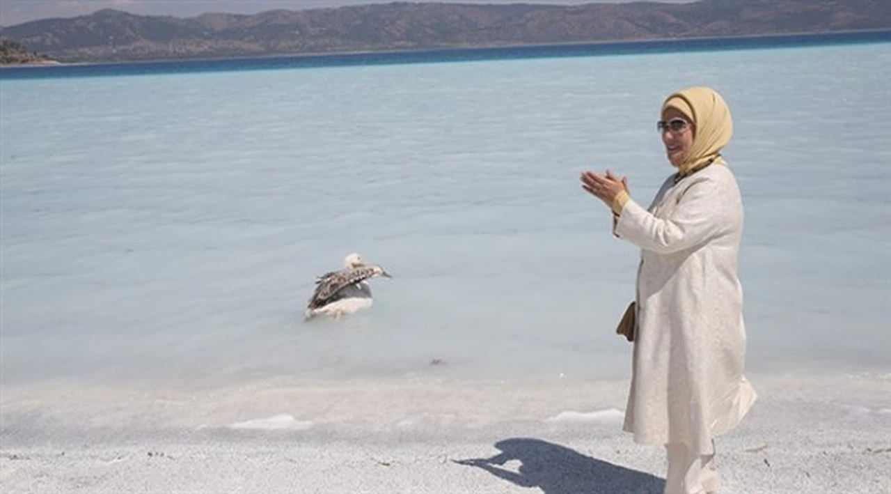 Emine Erdoğan'dan Salda ziyareti