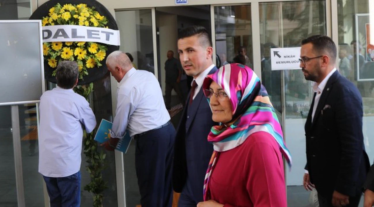 İyi Parti'den CHP'li belediye önünde siyah çelenkli eylem: İttifak protokolüne uyulmadı
