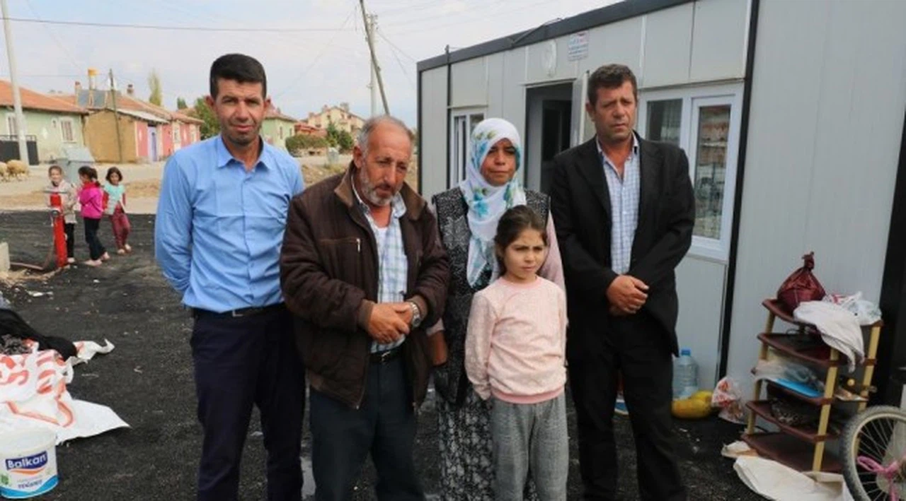 Bir ayda yaşadıkları 3 ev, köy odası yandı, şimdi elbiseleri kendi kendine alev alıyor