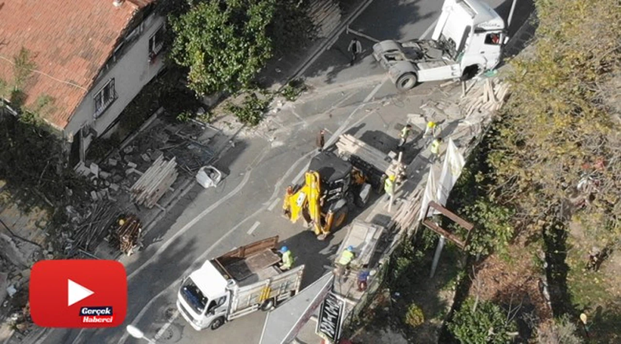 Freni boşalan kereste yüklü tır yokuş aşağı sürüklendi