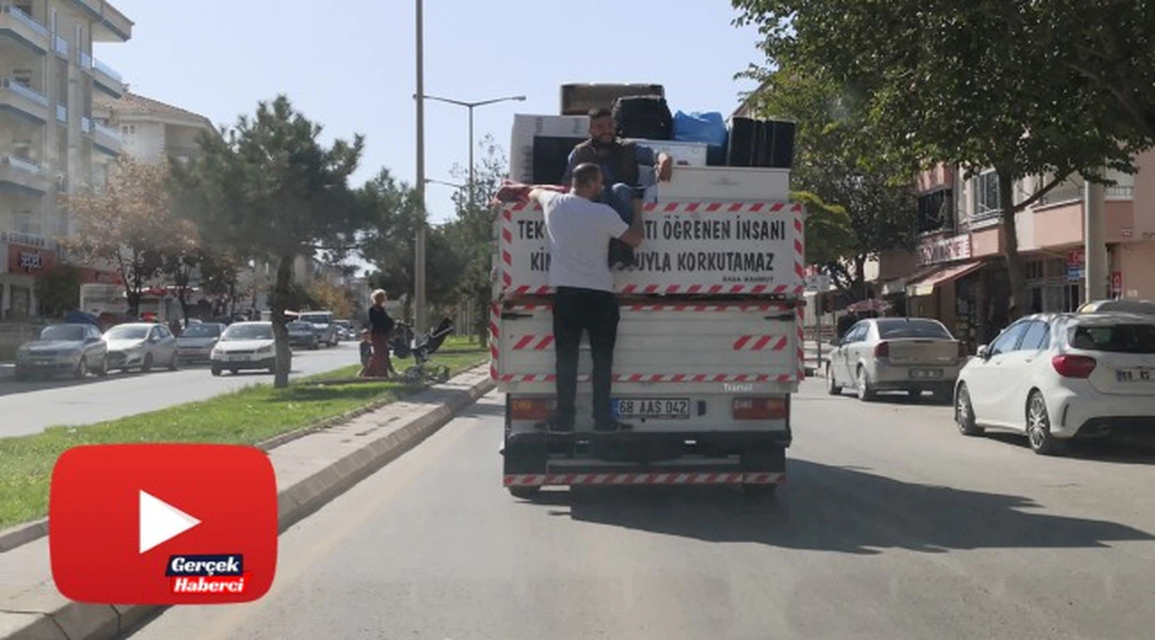 Kamyonet kasasında asılı tehlikeli yolculuk yürekleri ağza getirdi