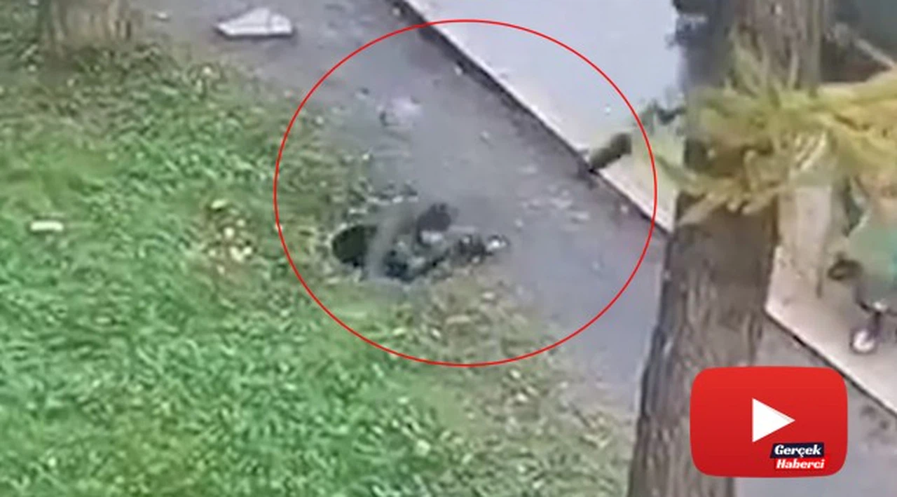 Lağım çukuruna düşen çocuğu annesi saniyeler içinde kurtardı