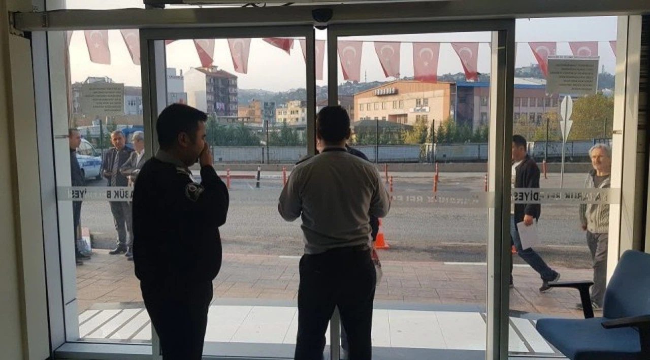 MHP'li başkan işe geç gelenleri binaya almadı