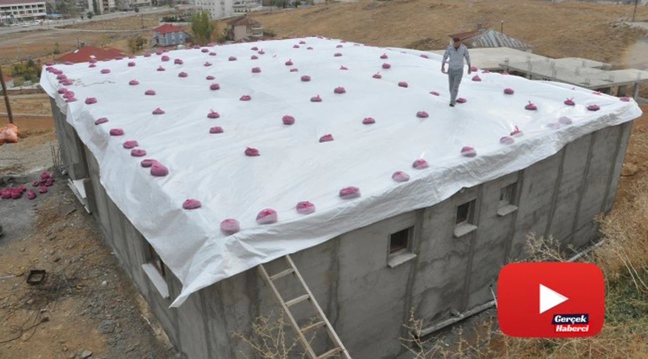 Poşetlere doldurduğu kumla kışa karşı önlem alıyor
