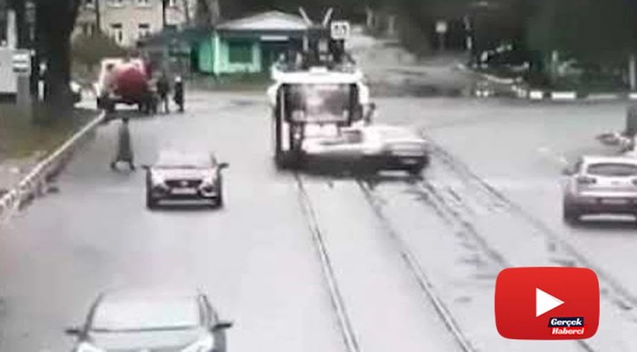 Telefonda konuştuğu kişiye kızınca aracıyla yayaları ezdi