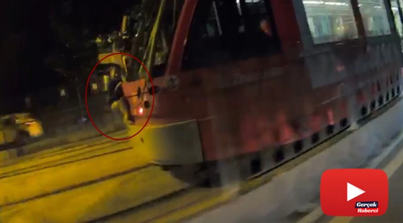 Tramvaya asılan küçük çocuk şoke etti