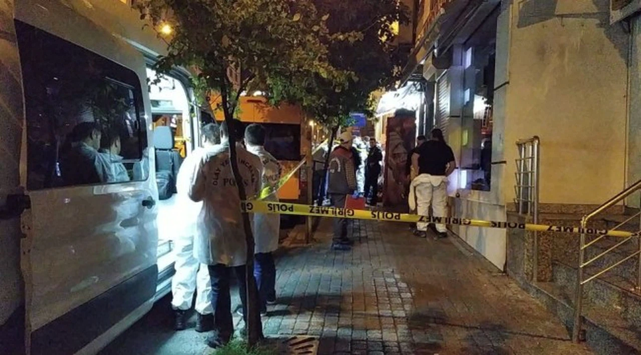 Fatih'te 4 kardeş evlerinde ölü bulundu: Evin kapısında 'dikkat siyanür var' notu görüldü