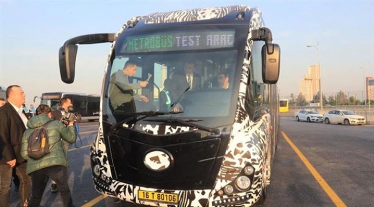 İmamoğlu yerli üretim metrobüsün test sürüşüne katıldı: 'Gecikmiş bir yatırım'