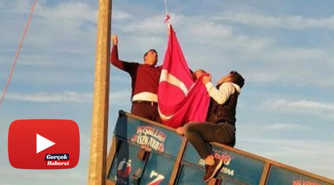 Köylüler, Türk bayrağını köyün en tepesinde dalgalandırdı