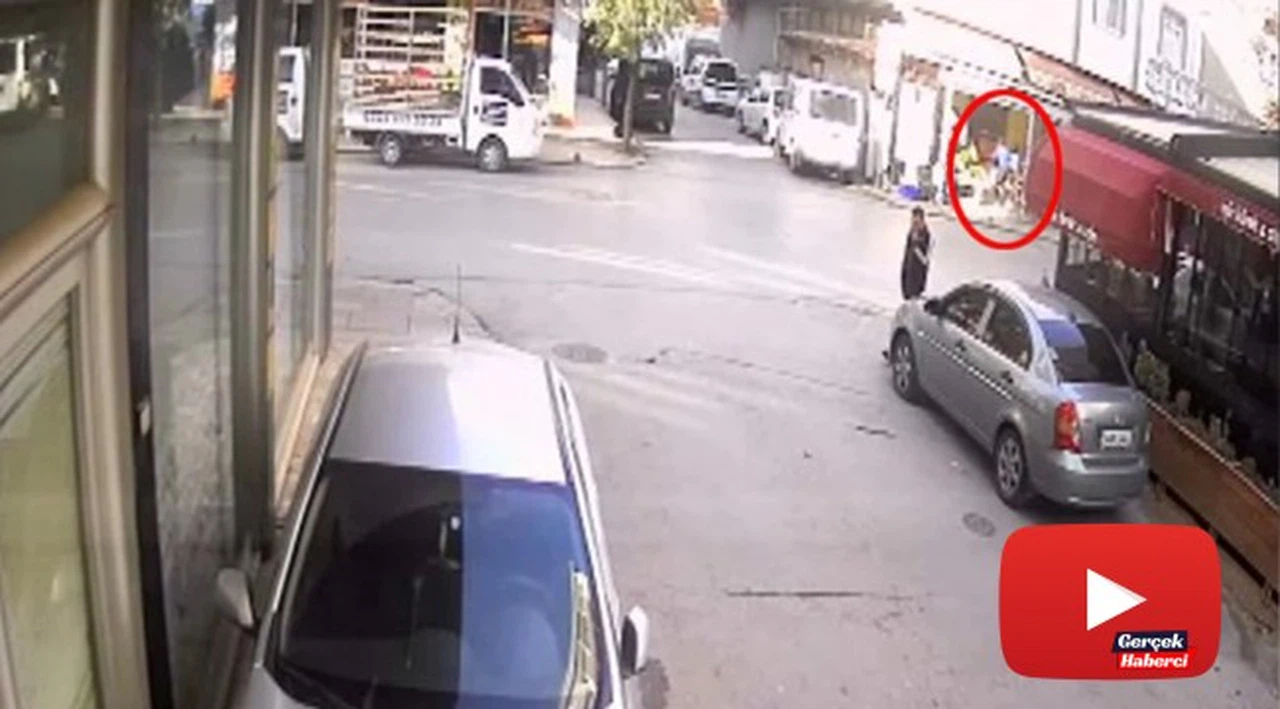 Pendik’te aynı aileden 3 kişiyi öldüren zanlının olay yerine geliş anı kamerada