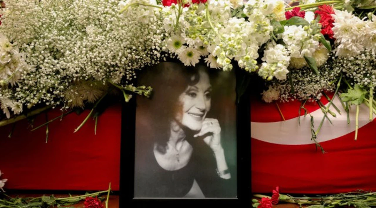 Yıldız Kenter'in cenazesinde gerginlik: 'Sen kadın olmasaydın görürdün'