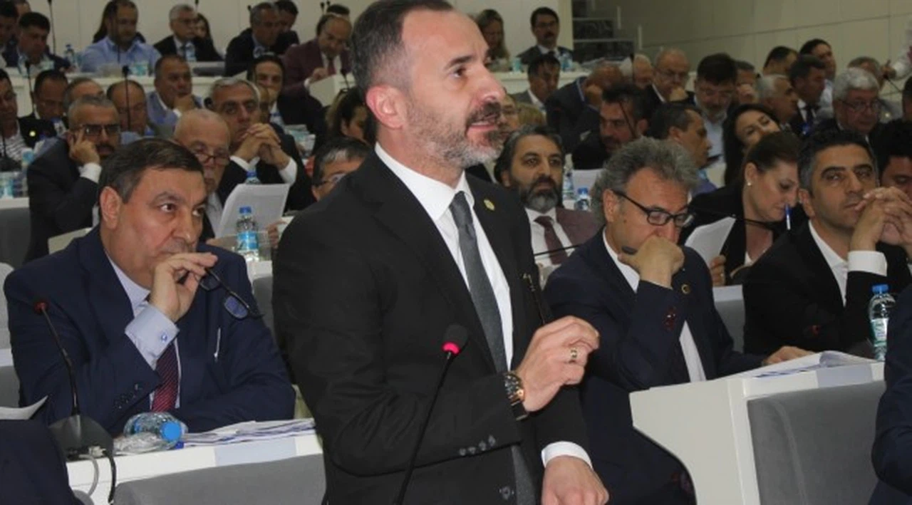 AK PARTİ GRUP BAŞKANVEKİLİ  ÖZGÜR HIZAL'DAN SOYER'E; "İŞ BİLMEZ BİR TAVIRLA PERVASIZ CÜMLELER"