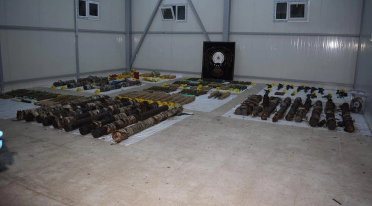 Diyarbakır'da toprağa gömülü cephanelik bulundu