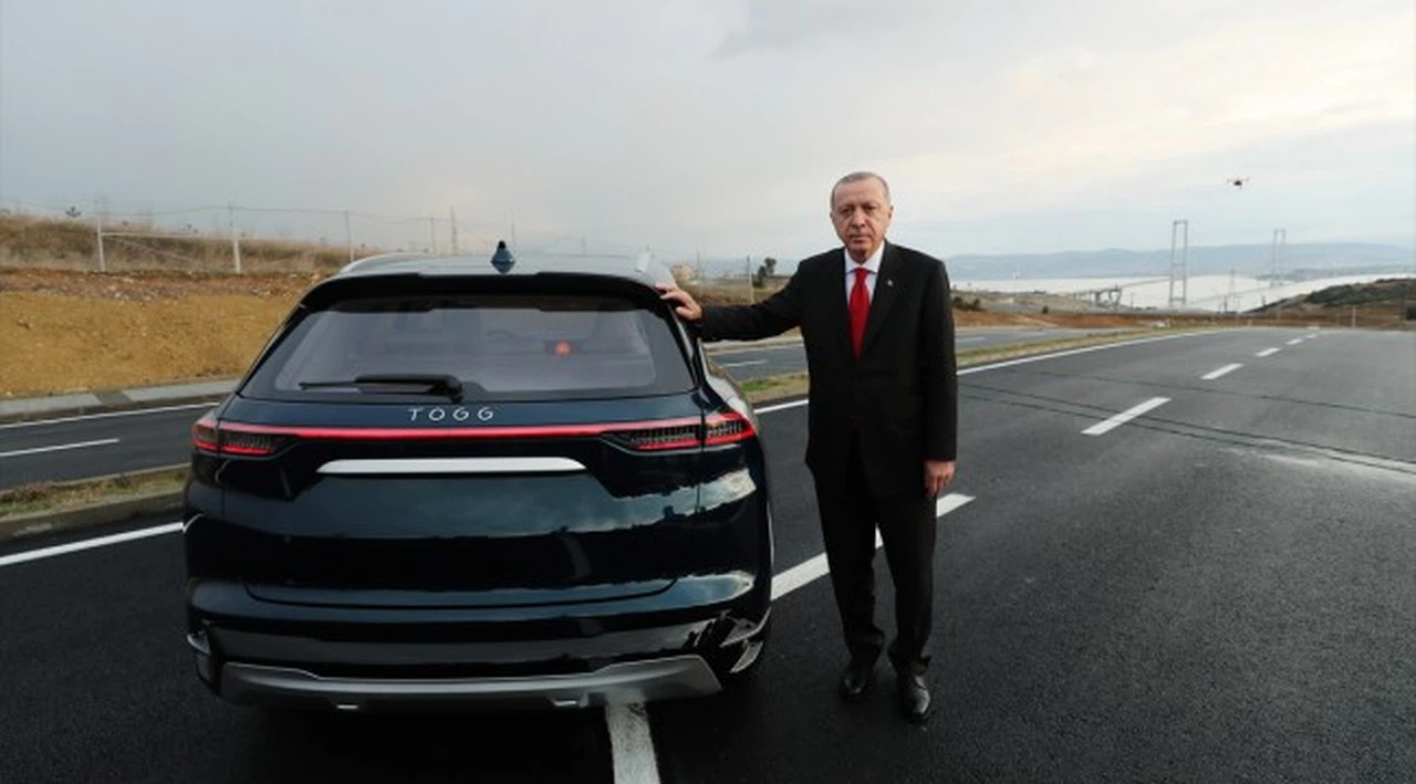Erdoğan yerli otomobilin sürücü koltuğuna geçti
