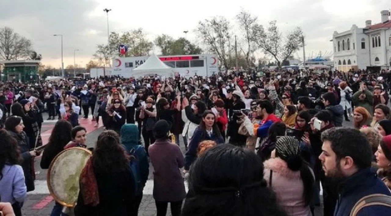 Kadınlar, Şilili feministlerin danslı protestosunu İstanbul'da gerçekleştirdi, polis gruba müdahale etti