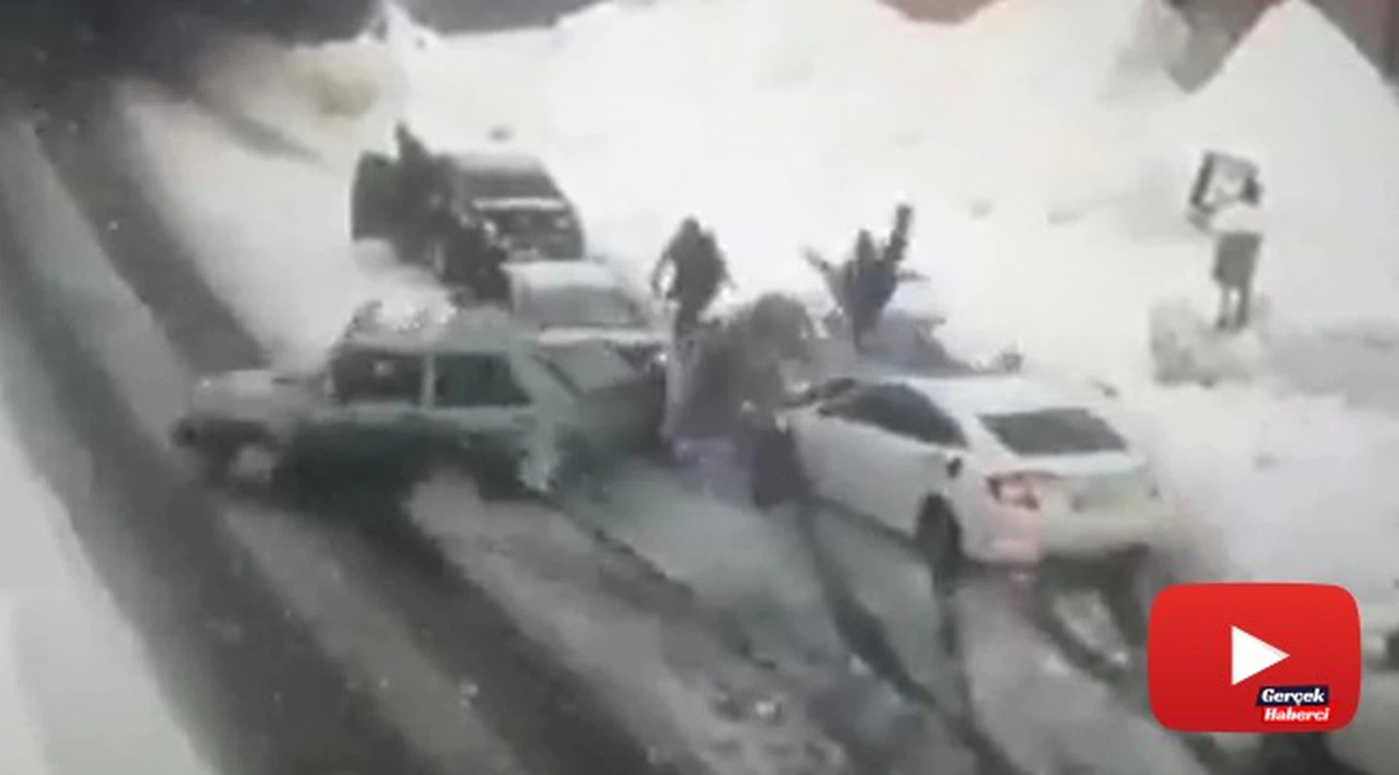 Karlı yolda 9 otomobil birbirine girdi: 3 yaralı