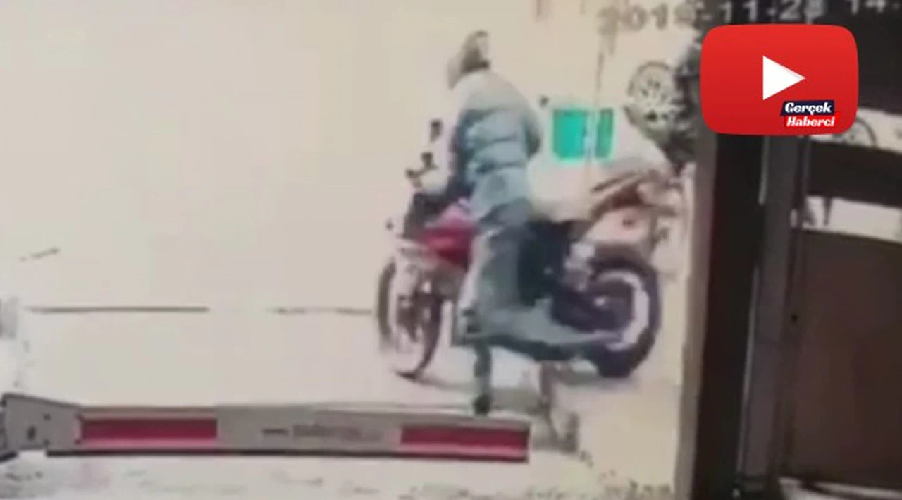 Kasklı hırsızlar, motosikleti güpegündüz çaldı