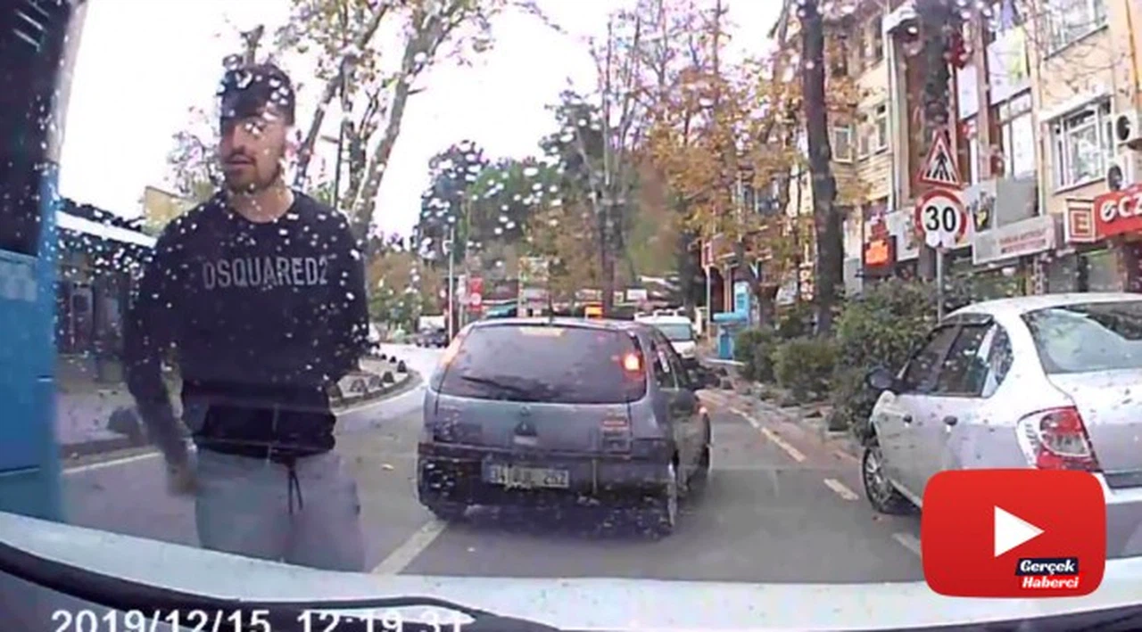 Magandaların trafikte bir sürücünün yolunu kestiği anlar kamerada