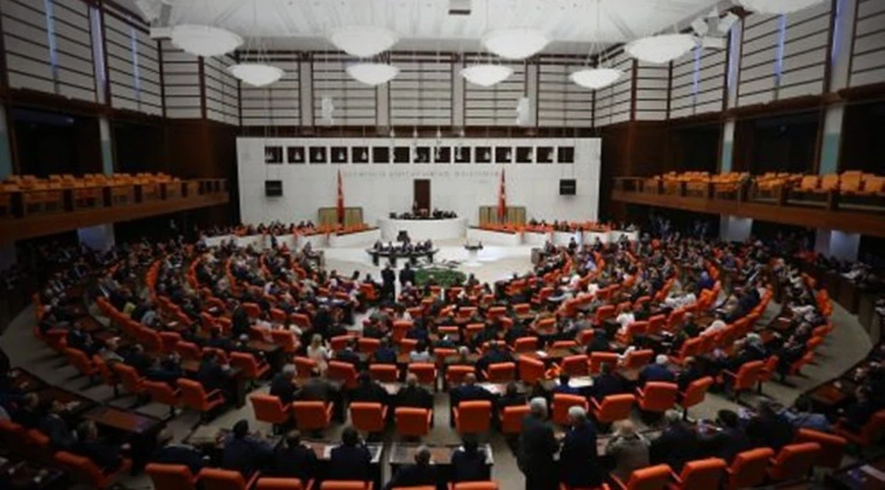 Meclis'teki kadın personele 'hat göstermeyen kıyafet' uyarısı