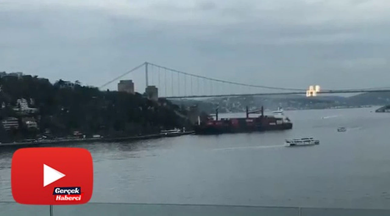 Rumeli Hisarı açıklarında bir yük gemisi kıyıya çarptı