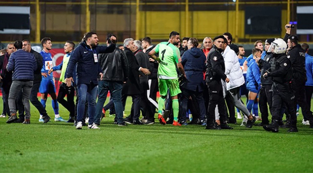 Tuzlaspor - Galatasaray maçının ardından saha karıştı