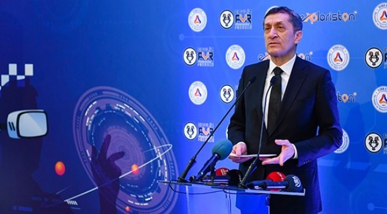 Bakan Selçuk: Öz geçmişinizle ilgilenmeyin, öz gelecek yazın