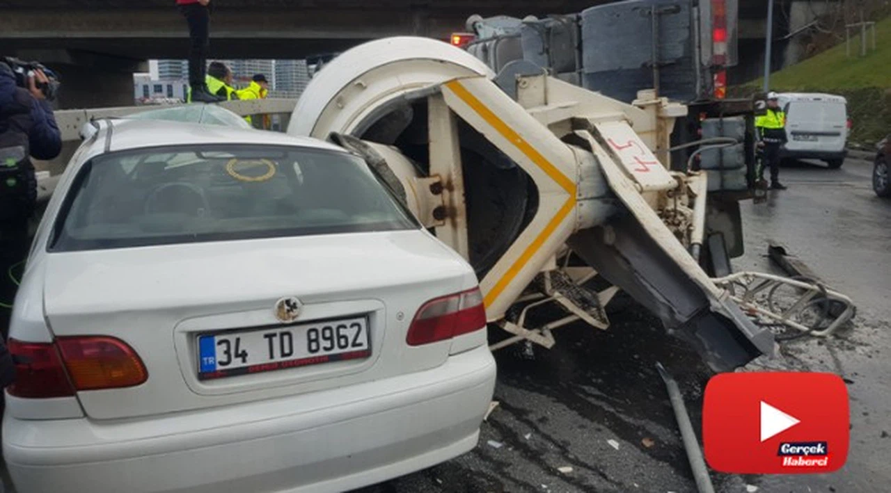 Beton mikseri otomobilin üzerine devrildi