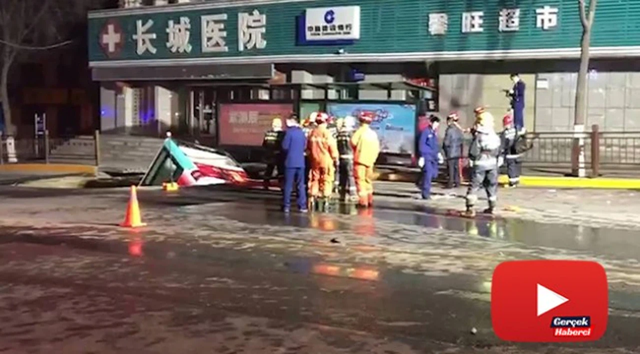 Çin’de yol çöktü, otobüs içine düştü: 6 ölü, 15 yaralı