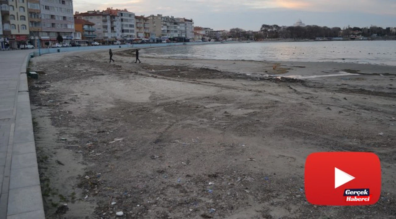 Deniz 30 metre çekildi, balıkçı tekneleri ortada kaldı