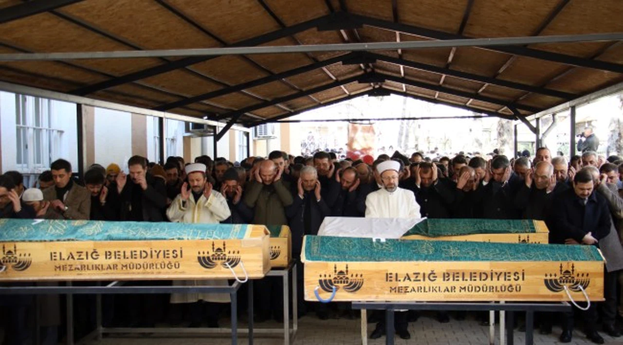 Elazığ'daki depremde hayatını kaybeden 5 kişilik aile son yolculuğuna uğurlandı