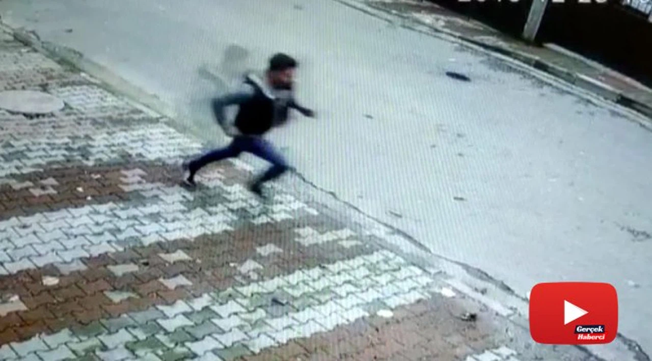 Kadını yerde sürükleyip telefonunu çalan kapkaççının kaçma anı kamerada