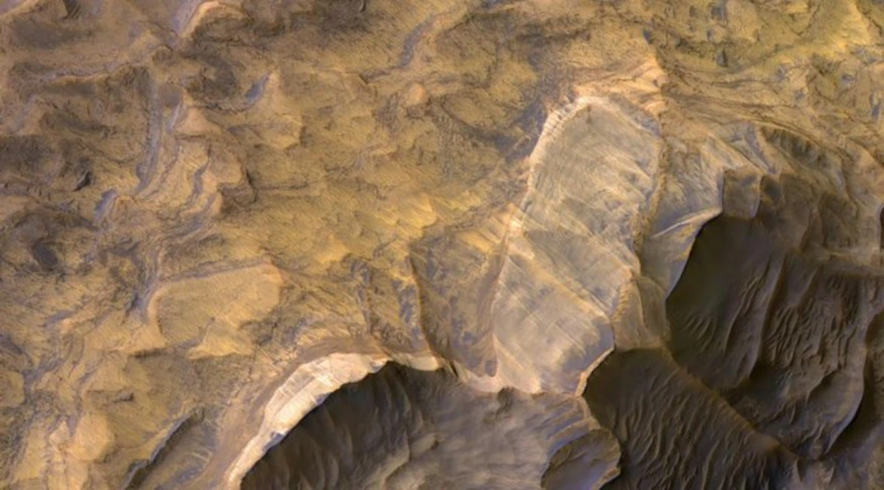 Mars’tan gelen çarpıcı fotoğraf, gezegenin büyük kanyonlarına ışık tuttu