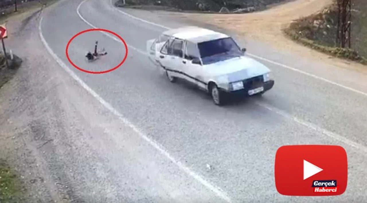 Minik kız seyir halindeki otomobilden düştü
