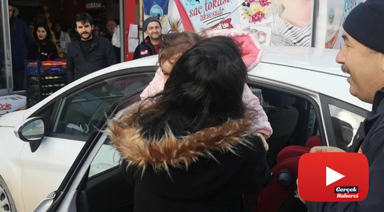 Otomobilde mahsur kalan bebeği itfaiye kurtardı