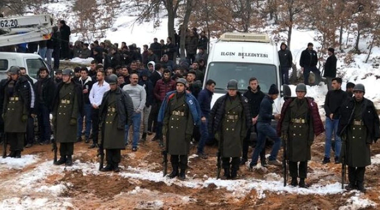 Şehit cenazesinde bir grup genç, üşümesinler diye montlarını askerlere giydirdi