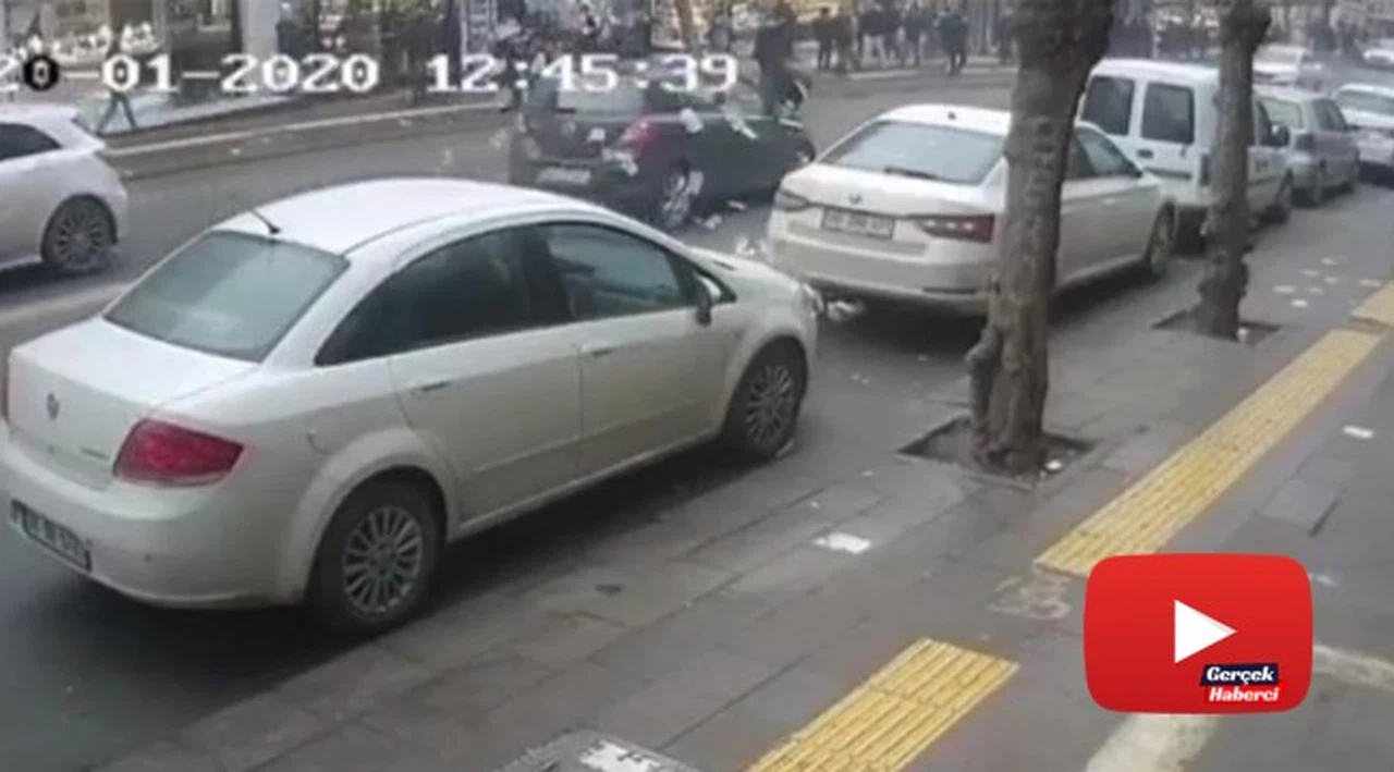 Trafik cezası yediği sırada araba çarptı