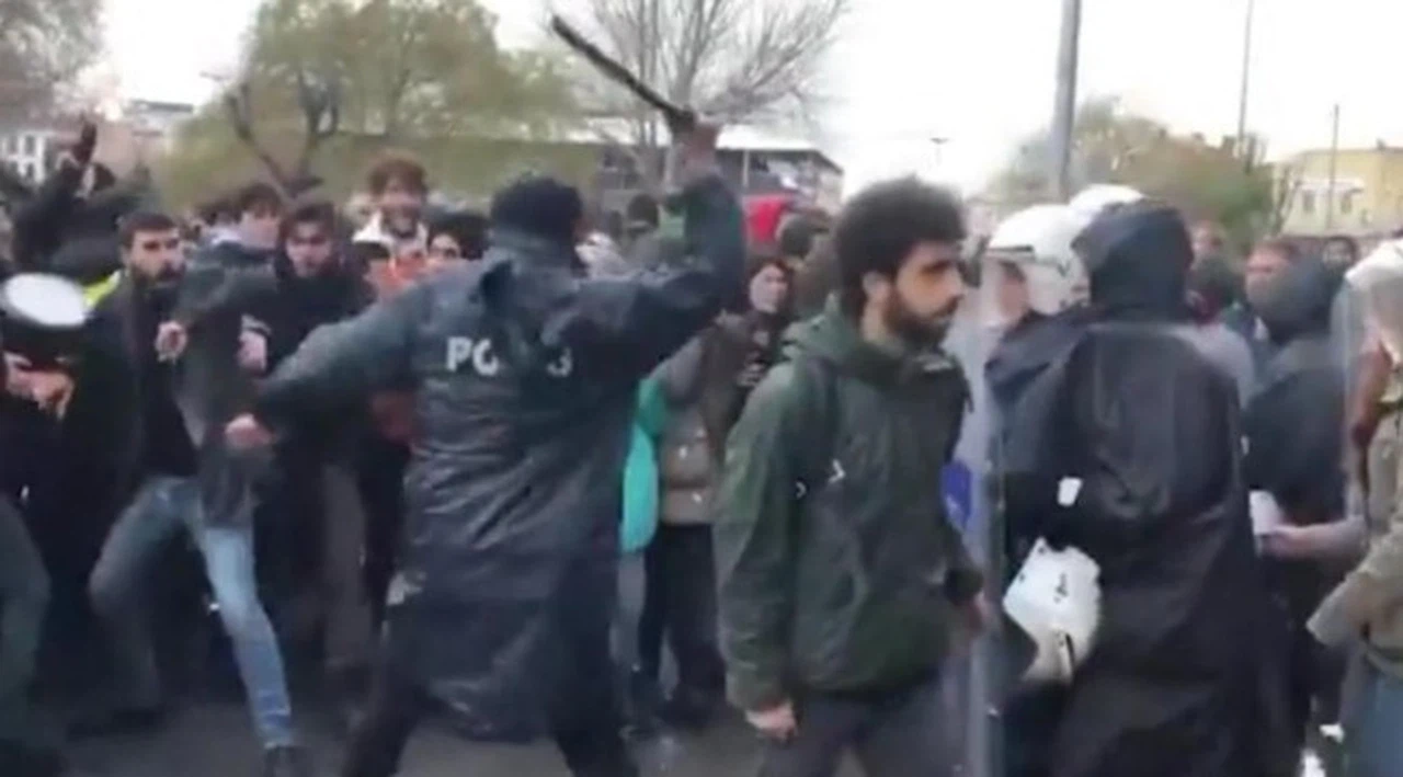 Yemek zammını protesto eden öğrencilere müdahale eden polislerden birine görevden uzaklaştırma