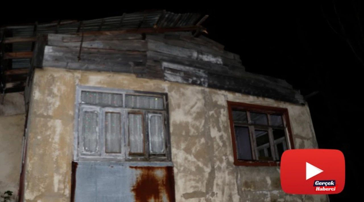 Zonguldak’ta etkili olan fırtına evin çatısını uçurdu