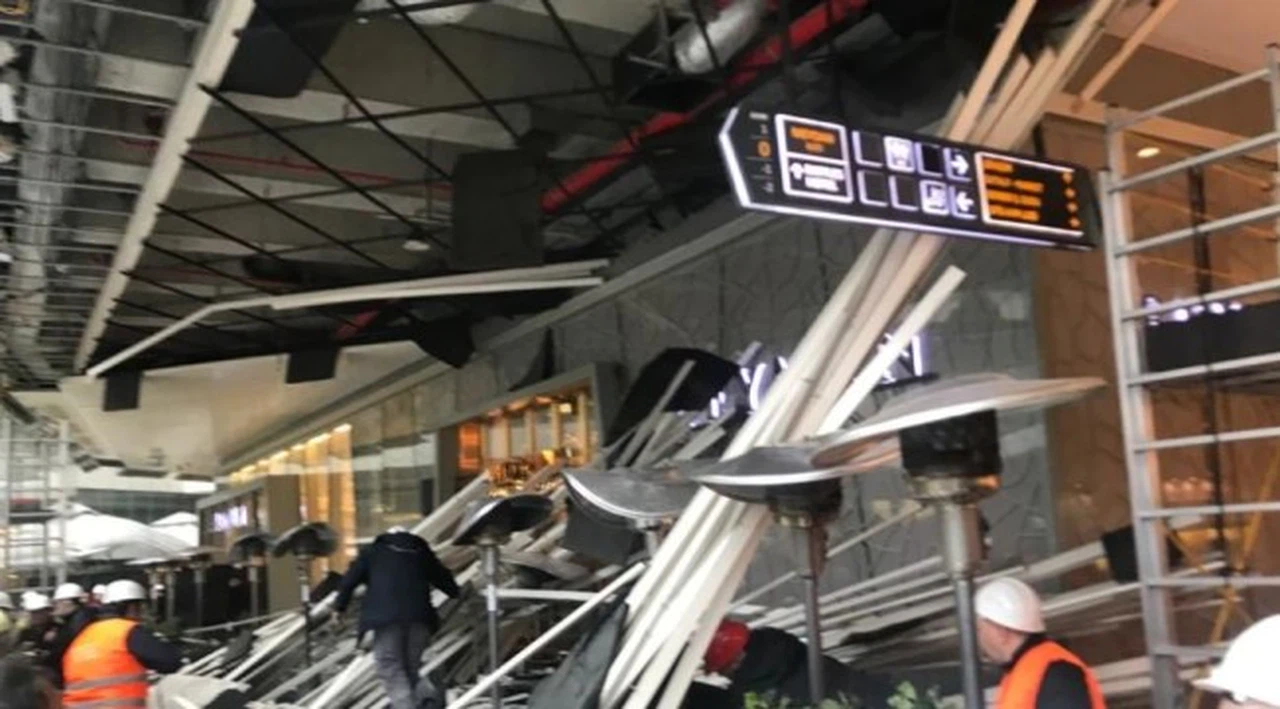 Zorlu AVM'de bulunan kafenin çatısı çöktü: Yaralılar var