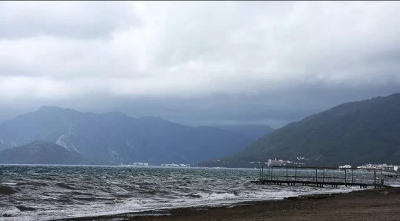 Akdeniz'de Marmaris açıklarında 4,3 ve 4,7 büyüklüğünde iki deprem