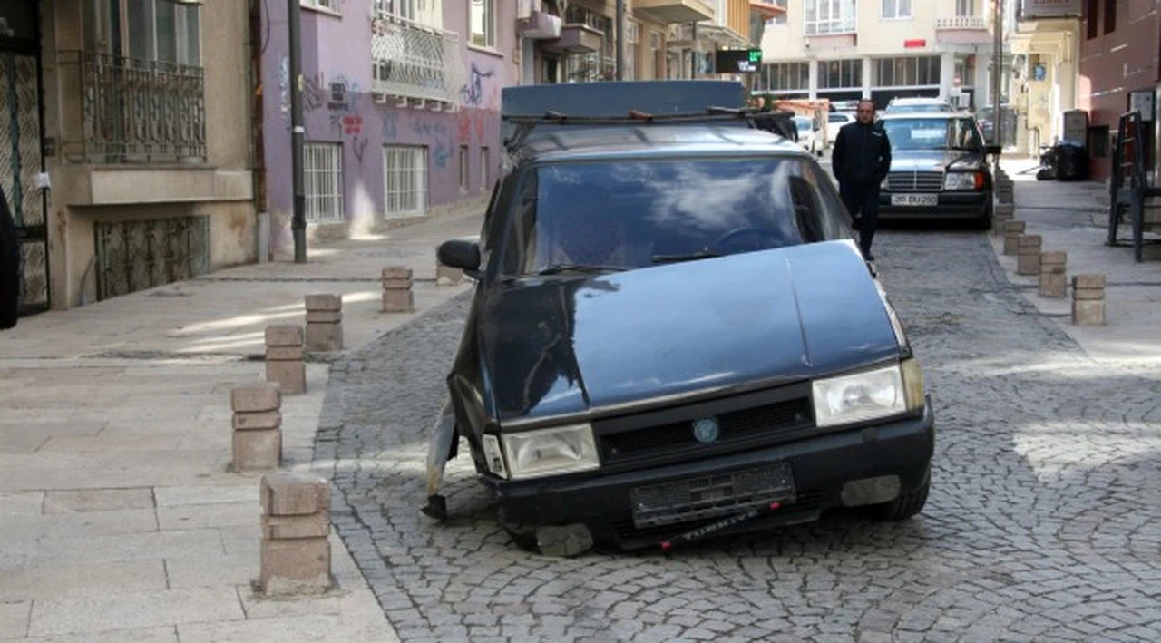 Alkollü sürücüyü beton duba durdurdu