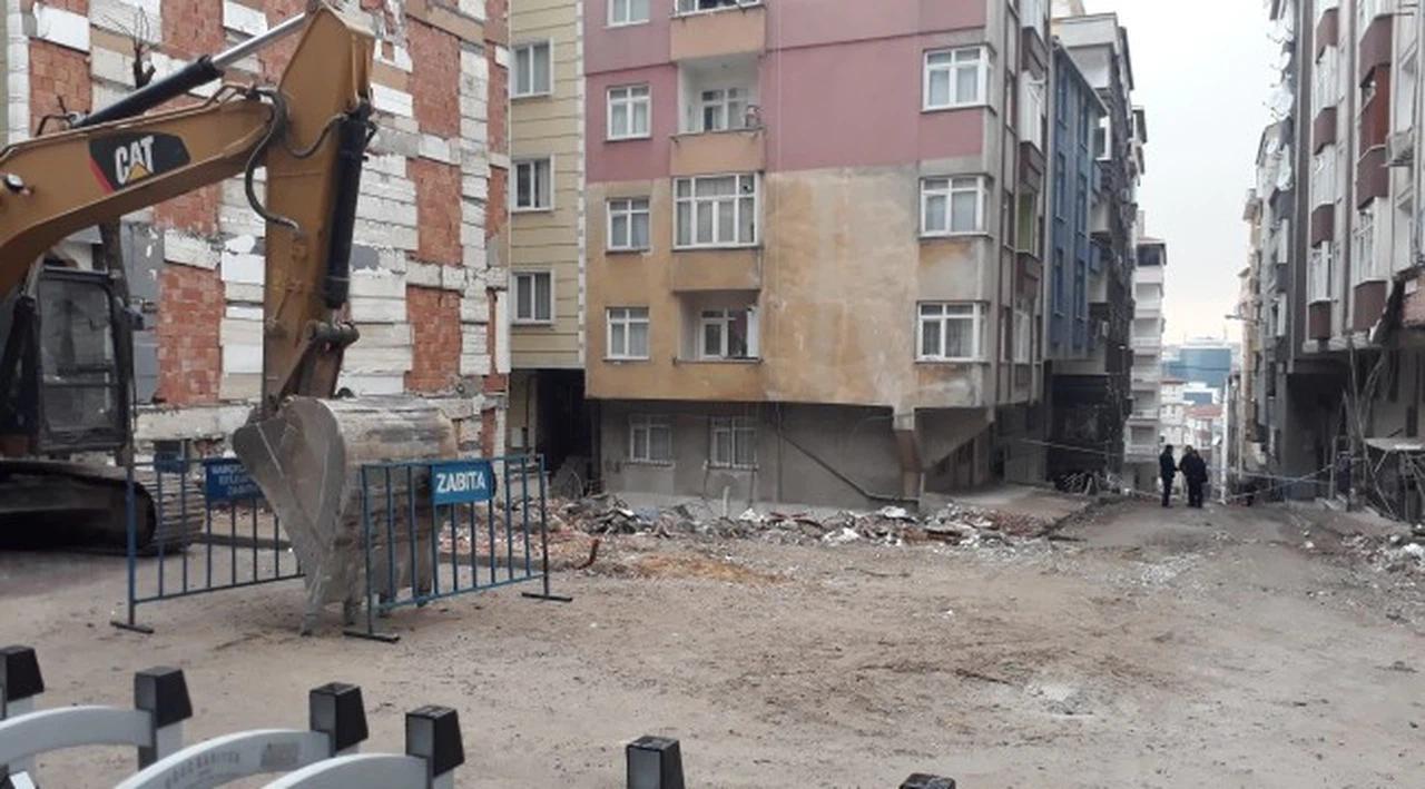 Bahçelievler’de çöken binada tedbir amaçlı bekleyiş sürüyor
