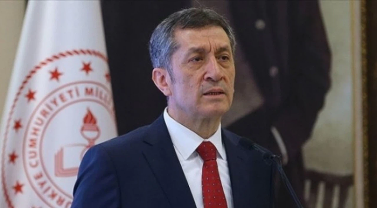 Bakan Selçuk: "Van'da ilçelerimizde birkaç köy okulunda ufak çaplı hasar meydana geldi"