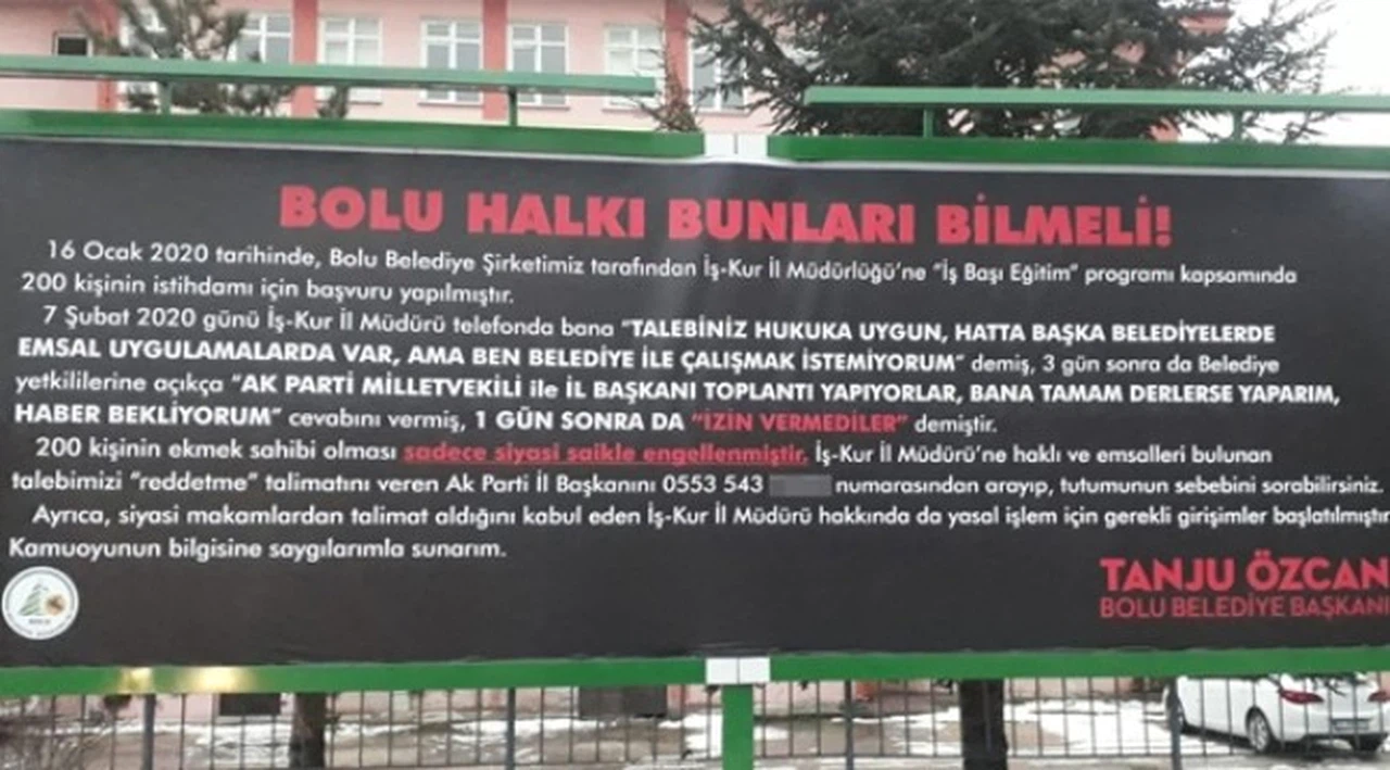 Belediye başkanı, cep telefonunu bilbordlarla afişe etti