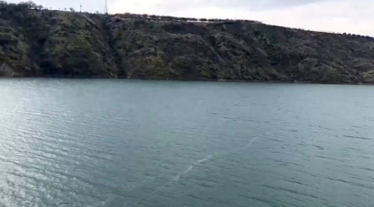 Depremin yüzey kırığının izi, Karakaya Baraj Gölü'nde görüldü