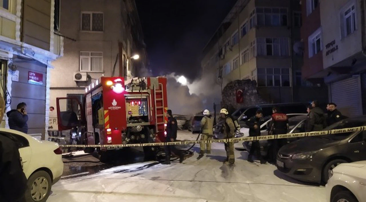 Fatih'te 9 araç kundaklandı, mahalle panik içinde sokağa döküldü