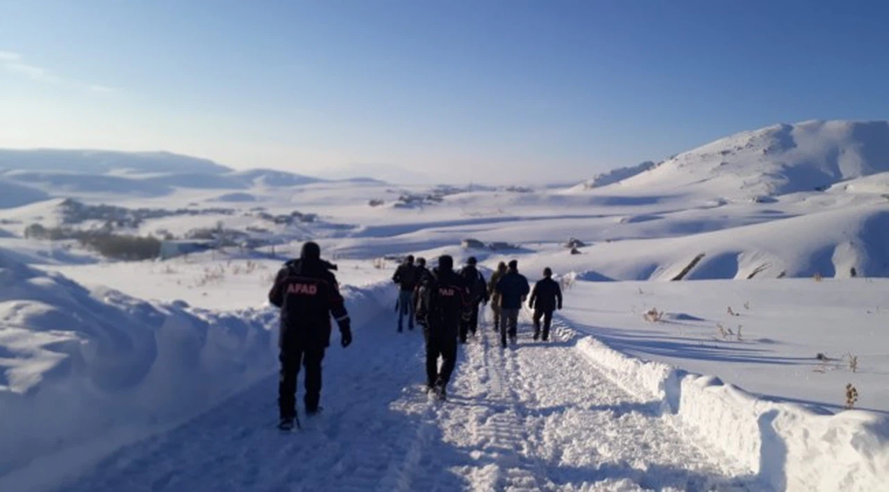 İran sınırında 13 düzensiz göçmenin donduğu ihbarı