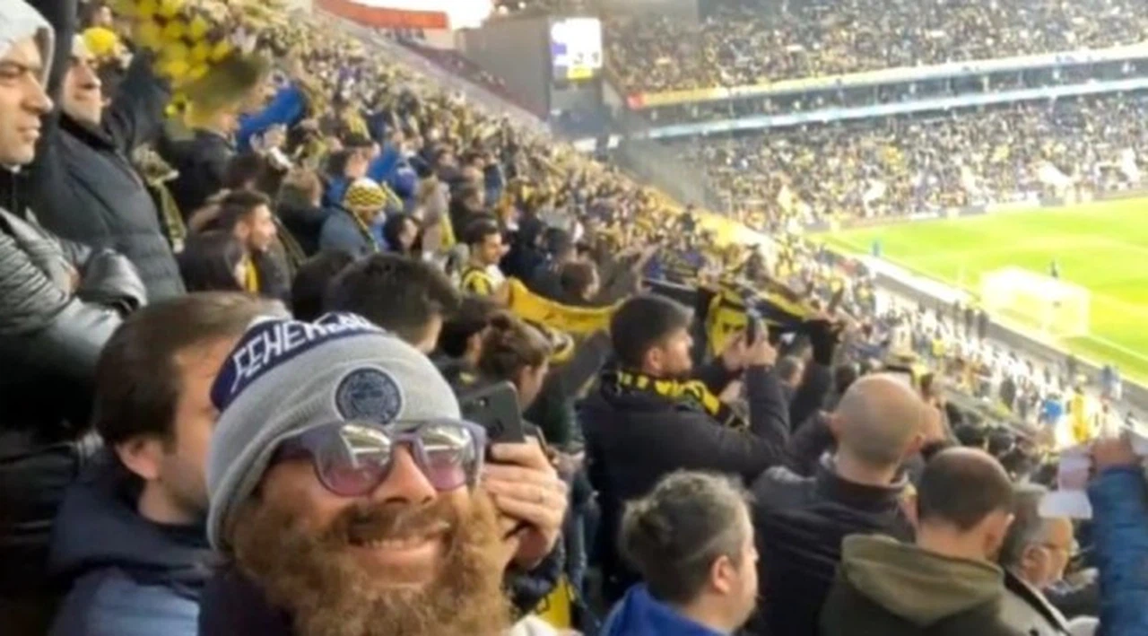 Lugano kılık değiştirdi, Fenerbahçe-Galatasaray derbisini taraftarlarla izledi